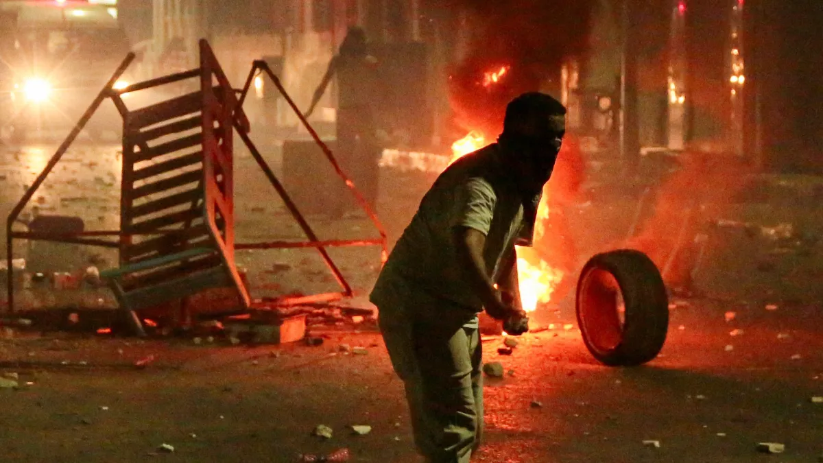 Søket fortsetter i Tunisia ettersom migrantbåten synker vekker protester
