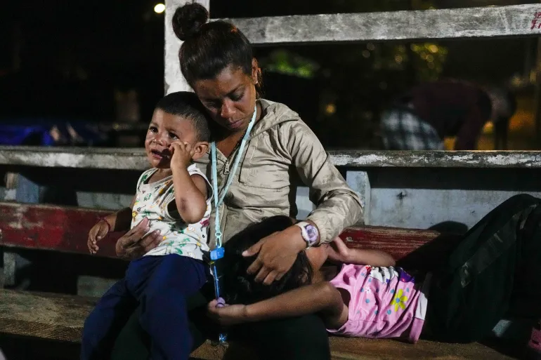 Den venezuelanske migranten Naomi Diaz sitter på en båt som går fra Panamas karibiske kystlandsby Miramar til grensen til Colombia, torsdag 27. februar 2025.