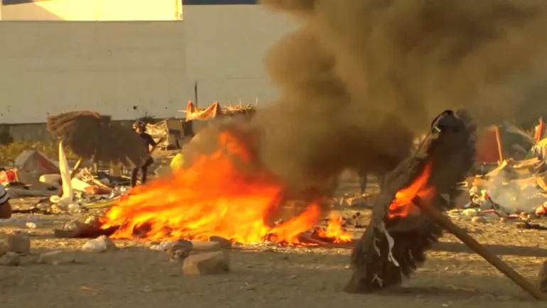 Røyk og flammer stiger når innbyggere i Ceuta ødelegger migrantleiren ved stranden i Ceuta, Spania, 27. august 2026 (FORTA/Handout via REUTERS)