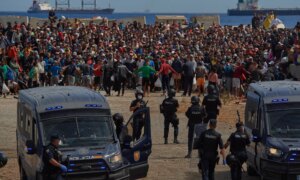 Spania ber EU om hjelp til å behandle 5000 Ceuta-migranter midt i lokal uro