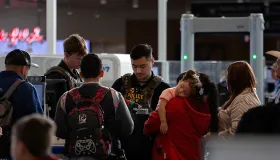 Trump sender ICE-agenter til flyplasser da DHS forblir ufinansiert