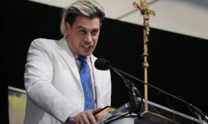 USA sier den høyreekstreme provokatøren Milo Yiannopoulos er blitt deportert til Storbritannia