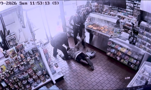 Video viser at politimannen i Arkansas holder våpenet til en ubevæpnet svart manns hode etter krangel med bensinstasjonsbetjent (Op-Ed)