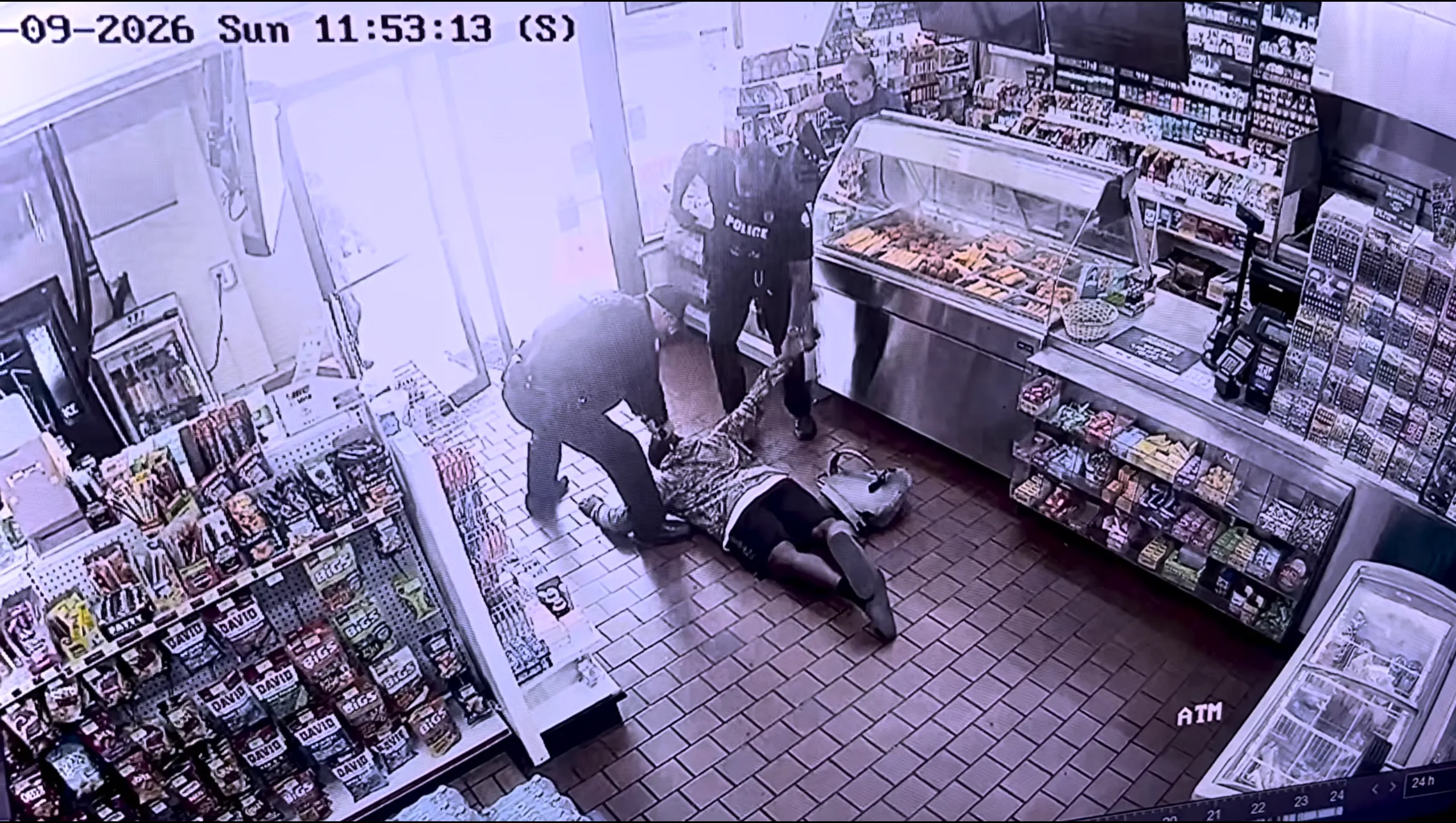 Video viser at politimannen i Arkansas holder våpenet til en ubevæpnet svart manns hode etter krangel med bensinstasjonsbetjent (Op-Ed)