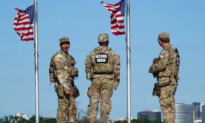 Amerikansk militærveteran saksøker Idaho National Guard etter å ha blitt arrestert voldelig hjemme hos henne i DC