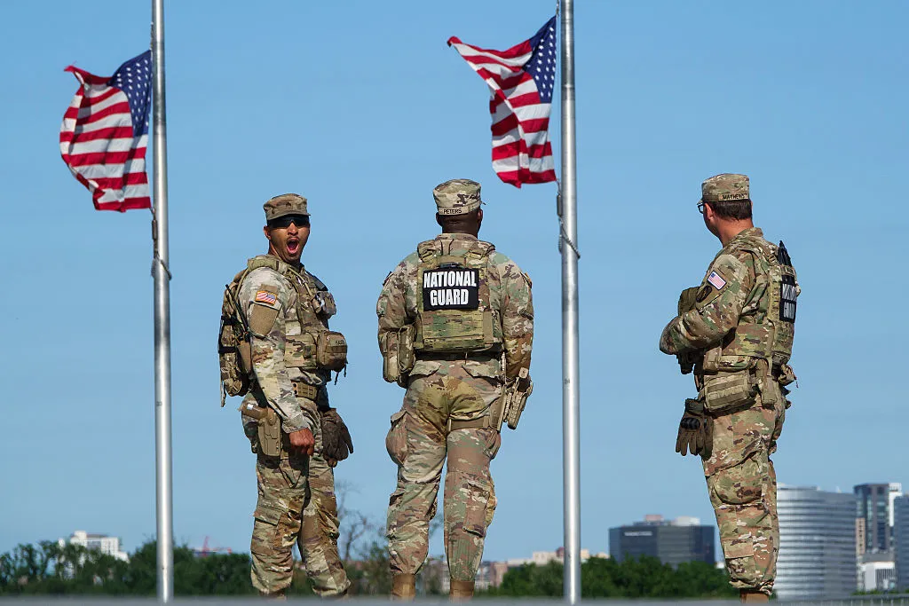 Amerikansk militærveteran saksøker Idaho National Guard etter å ha blitt arrestert voldelig hjemme hos henne i DC