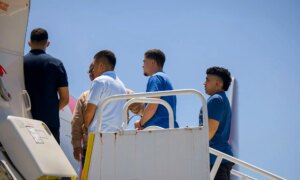 Den første gruppen av amerikanske deporterte, av en forventet 1200, ankommer Liberia