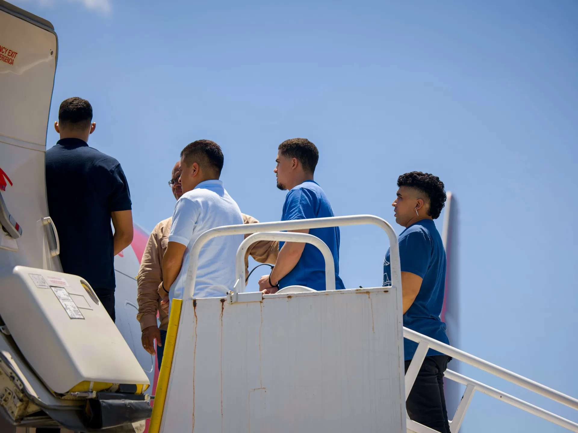 Den første gruppen av amerikanske deporterte, av en forventet 1200, ankommer Liberia