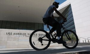 LAPD-offiser avslører medpolitiets rasisme, sexisme og homofobi, blir siktet for 16 forbrytelser for &laquo;avlytting&raquo;
