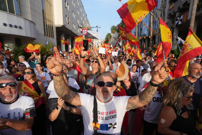 Demonstranter marsjerer til støtte for Ceuta for å markere byens jubileum i den spanske ekklaven Ceuta, onsdag 2. september 2026. (AP Photo/Francis González)
