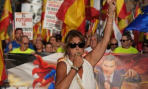Tusenvis protesterer i Spania mens Ceutas migrasjonskrise varer en måned senere