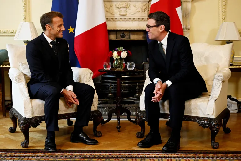 Den britiske statsministeren Andy Burnham møter den franske presidenten Emmanuel Macron under et bilateralt møte i Downing Street 10 3. september 2026 i London, Storbritannia (Leon Neal/Reuters)
