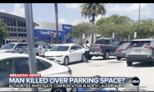 Svart kvinne som sto på sitt i Florida Walmart-parkeringsplassen vil ikke bli belastet