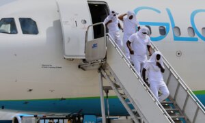 Kubanske og afghanske immigranter deportert fra USA under Trump ankommer Guyana