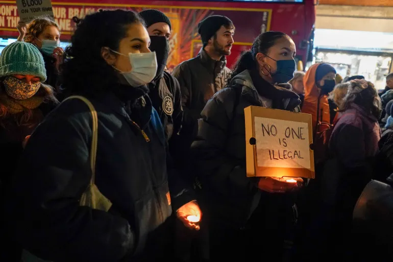 Folk deltar i en protest utenfor innenrikskontoret, et døgn etter at 27 mennesker druknet da fartøyet deres sank i den engelske kanalen i den dødeligste kryssingen noensinne, i Westminster, London, torsdag 25. november 2021. (Alberto Pezzali/AP)