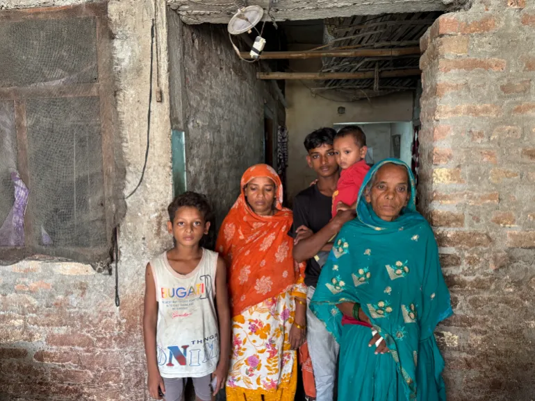 Sahrun Khatun, Armans kone, med sin eldste sønn Salman (som holder det yngste barnet) som overlevde, svigermoren og to yngre barn, utenfor hjemmet deres i Turhapatti, Bihar, India