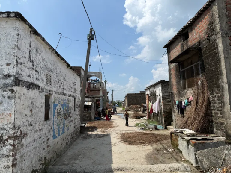 En gate i landsbyen Turhapatti, Bihar, India, hvor migrantarbeiderne kommer fra. Det er en landsby der nesten hver familie har en historie om migrasjon