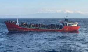 Minst én død, 25 savnet etter at båt med migranter sank utenfor Hellas