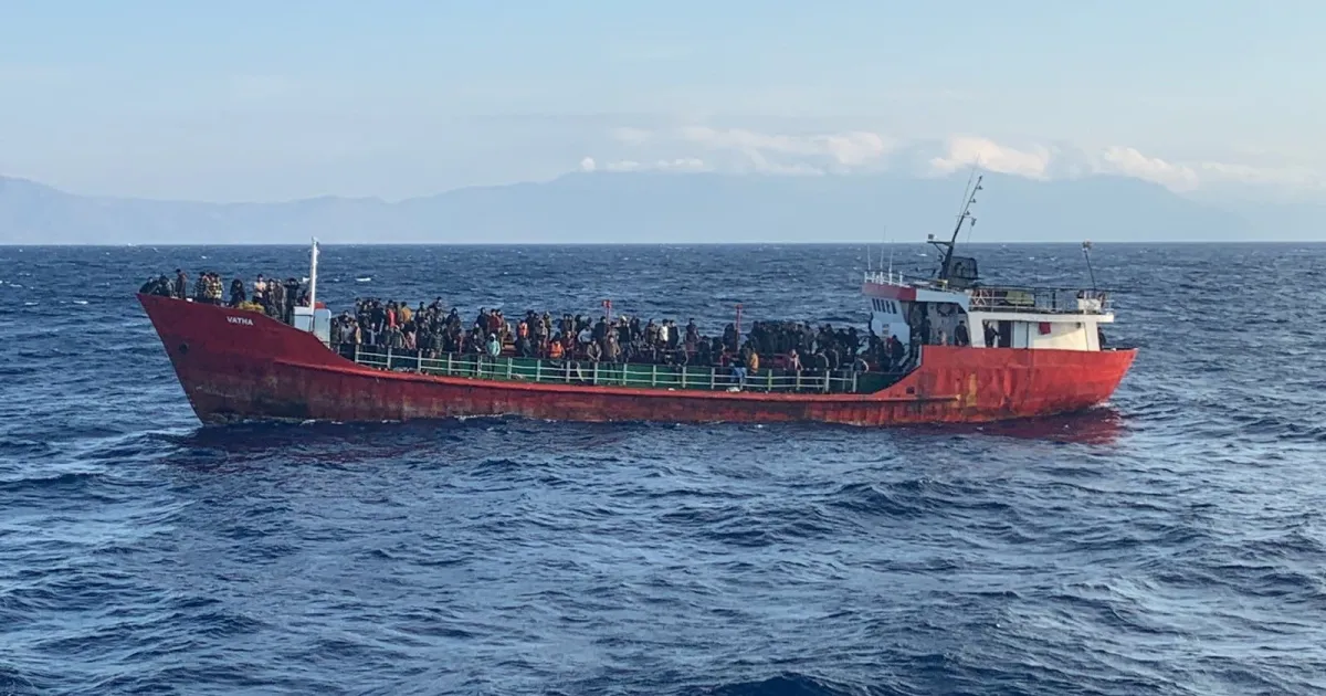Minst én død, 25 savnet etter at båt med migranter sank utenfor Hellas