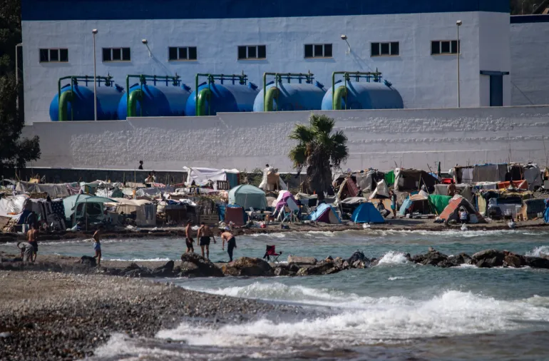Et bilde viser provisoriske telt av migranter på Benitez-stranden i Ceuta, Spania, 13. september 2026