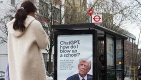 Plakat på et busstopp med Trump som spør ChatGPT Hvordan bombe en skole