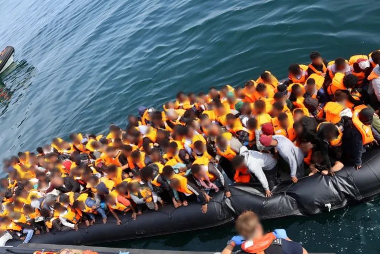 Migranter sees om bord på en båt, som ble operert av Chan Mathok Atak, under krysset av Den engelske kanal 23. juli 2026