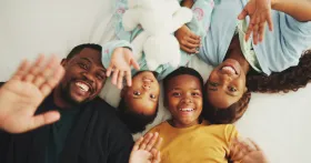 Selfie, over og portrett av familien i hjemmet for avslapning, binding eller tilkobling sammen i helgen. Glade, kjærlighet og afrikanske barn med mor og far for fotografering bilde med minne i huset
