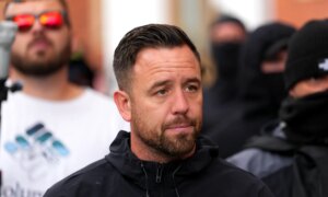 Den høyreekstreme britiske aktivisten Daniel Thomas arrestert etter å ha hugget jolle