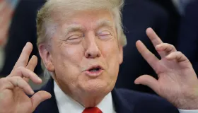 President Trump signerer proklamasjon i det ovale kontor