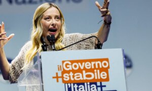 Meloni-regjeringen forbyr burkaer, setter tak for utenlandske elever på italienske skoler