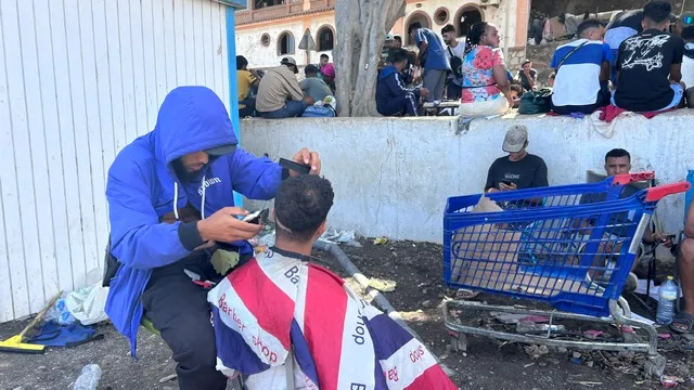 Tusenvis av mennesker er fortsatt strandet i Ceuta etter å ha krysset grensen i juli