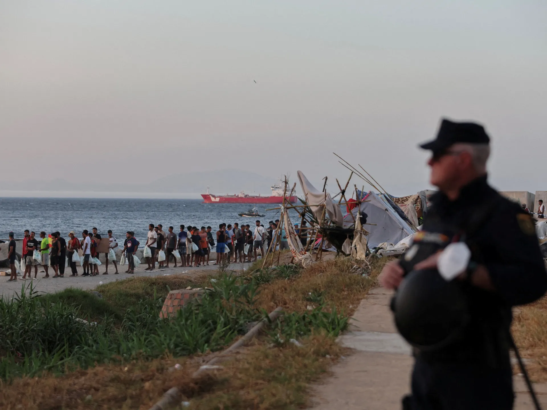 Den humanitære krisen forverres i Ceuta ettersom tusenvis fortsatt er strandet