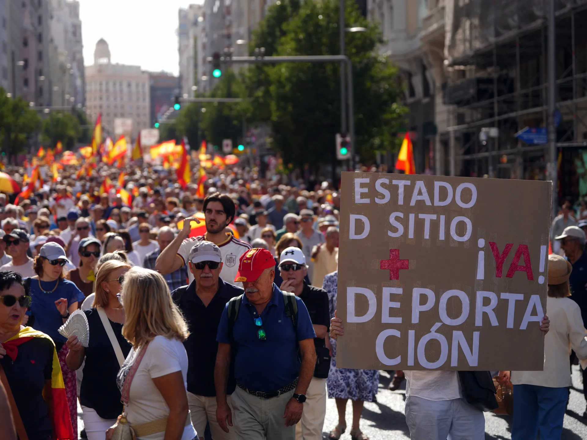 Titusenvis deltar på høyreorienterte protester over migrantkrisen i Ceuta