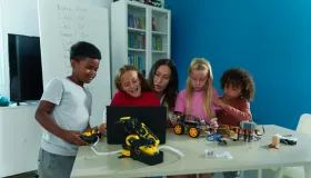 En gruppe barneskoleelever lærer å bygge roboter.