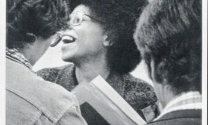 Hva Assata Shakur fortsatt lærer oss om svart frihet, kjærlighet og overlevelse