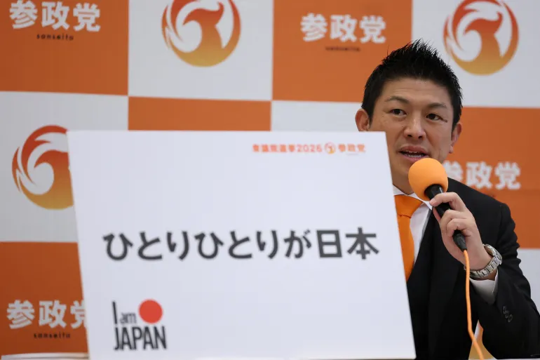 Japans høyreekstreme Sanseito-partileder, Sohei Kamiya, viser partiets valgløfte under en pressekonferanse etter at Japans statsminister Sanae Takaichi oppløste underhuset i parlamentet i Tokyo 23. januar 2026