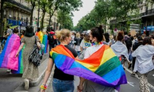 Unge kvinner identifiserer seg som mindre hetero; unge menn, ikke så mye