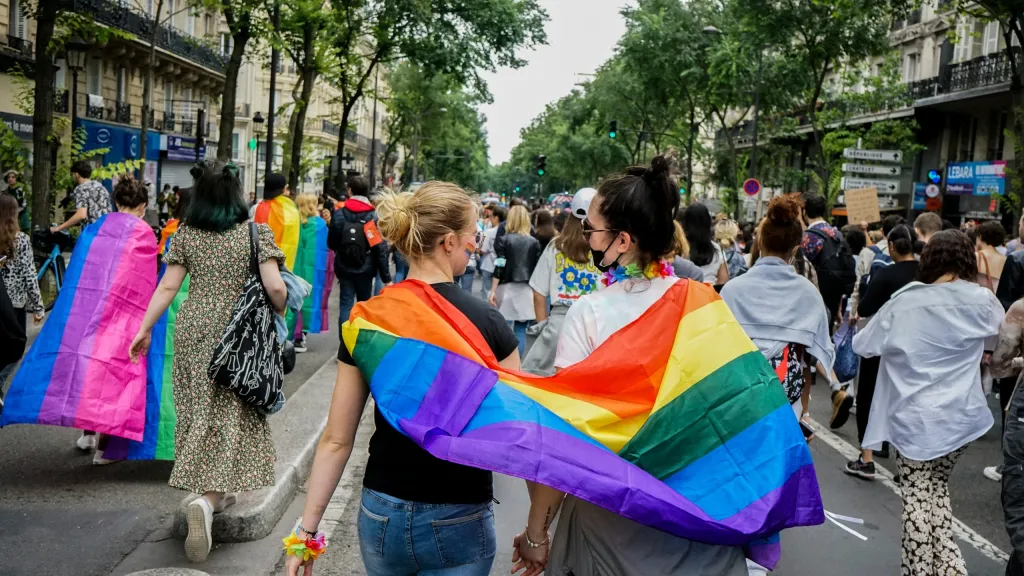 Unge kvinner identifiserer seg som mindre hetero; unge menn, ikke så mye