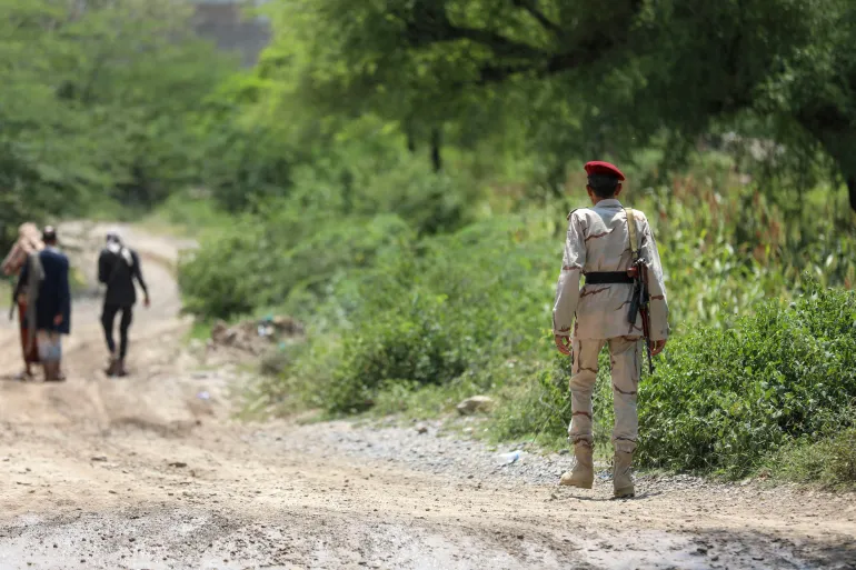 Saudi-støttede jemenittiske regjeringsstyrker går langs en grusvei nær Jabal Han-fronten, vest for byen Taiz, etter harde kamper tidligere på dagen mot jemens houthier da de angivelig forsøkte å ta kontroll over hovedruten mellom innlandsbyen Taiz og kystbyen Aden, 3. oktober 2026.