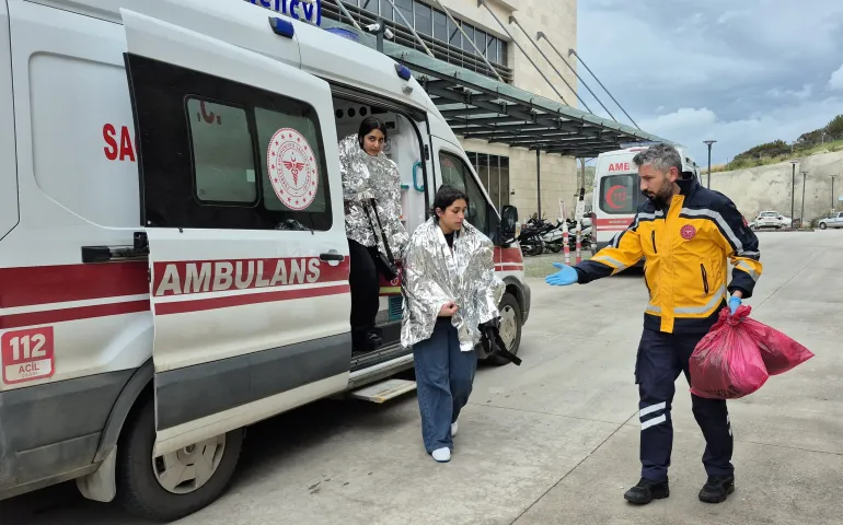 Personer som ble reddet etter at en migrantbåt sank utenfor Tyrkias egeiske kyst, går ut av en ambulanse ved ankomst til et sykehus i Bodrum, Mugla-provinsen, Tyrkia, 1. april 2026. Bilde tatt med mobiltelefon. REUTERS/Kenan Gurbuz