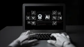 Futuristisk digitalt grensesnitt som viser AI-agenter og chatbots med robothender som samhandler på bærbar skjerm i mørke omgivelser