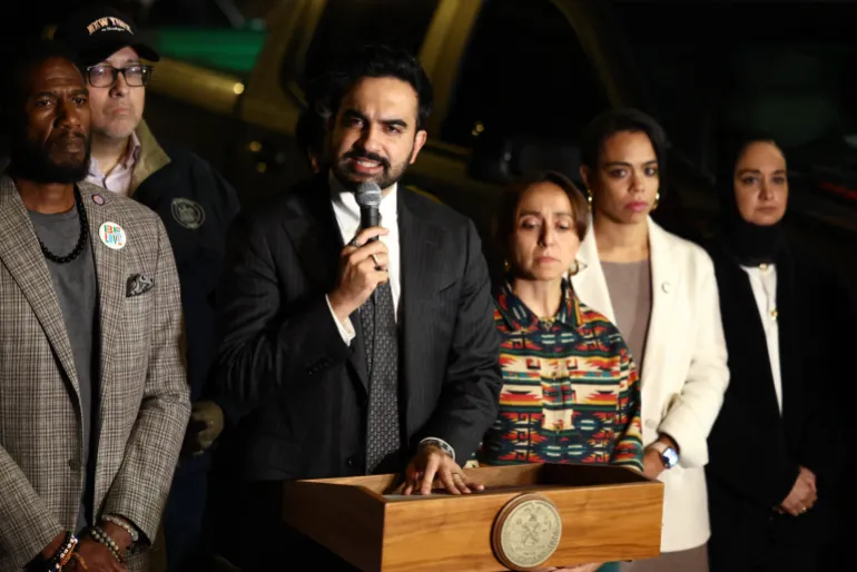New Yorks borgermester Zohran Mamdani snakker til pressen for å gi en oppdatering om skytingen i Immigration and Customs Enforcement (ICE) i Bronx-bydelen New York 8. oktober 2026.