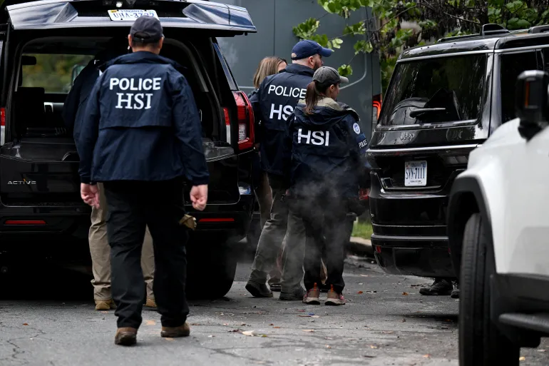 Agents of the Homeland Security Investigations (HSI) jobber utenfor residensen til den amerikanske representanten Ilhan Omar (D-MN), etter at amerikanske myndigheter gjennomførte et raid som del av en pågående etterforskning av justisdepartementet, i Washington, DC, USA, 12. oktober 2026. REUTERS/Annabelle Gordon TPX BILDER FRA DAGEN