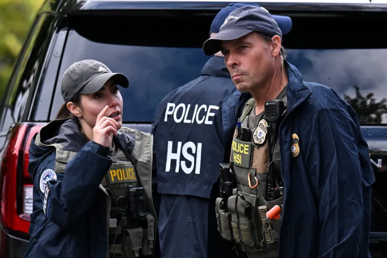 Agents of the Homeland Security Investigations (HSI) jobber utenfor residensen til den amerikanske representanten Ilhan Omar (D-MN), etter at amerikanske myndigheter gjennomførte et raid som del av en pågående etterforskning av justisdepartementet, i Washington, DC, USA, 12. oktober 2026. REUTERS/Annabelle Gordon
