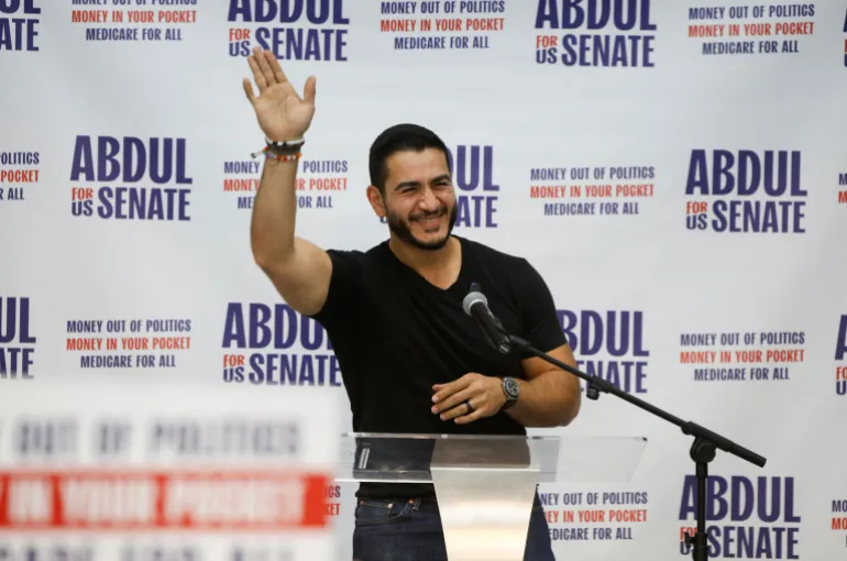 Den amerikanske senatets demokratiske kandidat Abdul El-Sayed gestikulerer til støttespillere under et valgkampmøte i Dearborn, Michigan