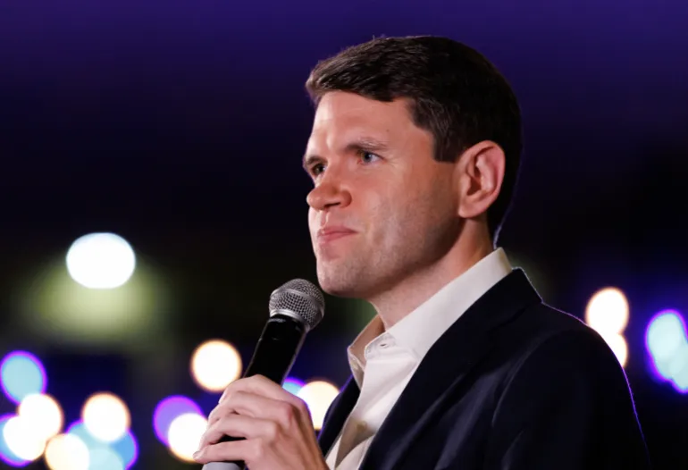 Den demokratiske amerikanske senatskandidaten James Talarico taler på et valgkampmøte under sitt "Clear Eyes, Full Hearts Tour" på Galveston Railroad Museum i Galveston, Texas, 22. oktober 2026. (Foto: Mark Felix / AFP)