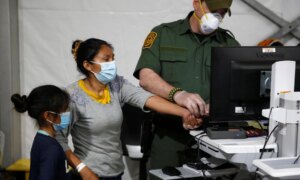 På den amerikanske grensen i Texas vil Trumps utvisningskampanje stimulere til midtveisavstemning