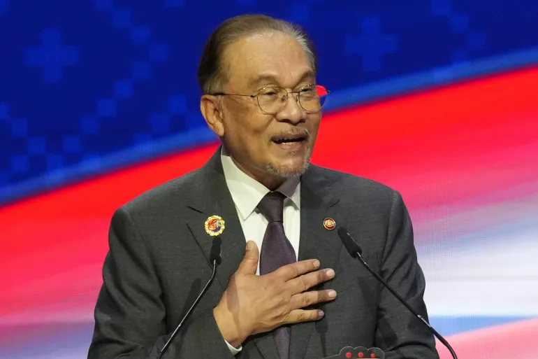 Malaysias statsminister Anwar Ibrahim har lenge posisjonert seg som en forkjemper for menneskerettigheter, men møter nå kritikk for utvisningen av Myanmar-flyktninger