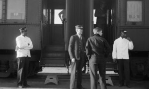 Hvem var Pullman Porters?: Hvordan Black Railroad Workers Shaped America
