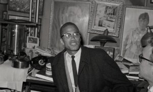 Hvorfor holdt Malcolm X en pistol? Historien bak hans ikoniske vindusbilde